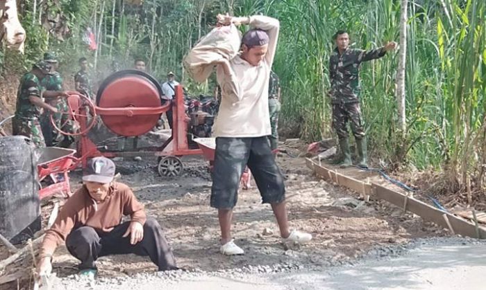 Sulitnya Medan Membuat Distribusi Material TMMD 105 di Trenggalek Harus Dipanggul Sulitnya Medan Membuat Distribusi Material TMMD 105 di Trenggalek Harus Dipanggul