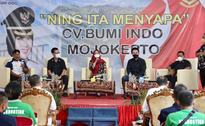 Wali Kota Mojokerto Sapa Karyawan Pabrik Ternak, Ajak Pekerja Sumbang Saran dan Kritik Wali Kota Mojokerto Sapa Karyawan Pabrik Ternak, Ajak Pekerja Sumbang Saran dan Kritik