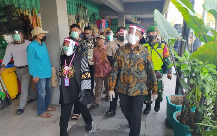 Kunjungi Pasar dan Kampung Tangguh Genteng, Menko PMK Beri Apresiasi Pemkot Surabaya