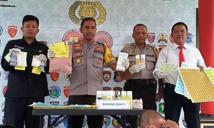 Kosmetik Palsu Marak Beredar di Blitar, Kapolres: Produknya Berbahaya, Merknya Abal-abal Kosmetik Palsu Marak Beredar di Blitar, Kapolres: Produknya Berbahaya, Merknya Abal-abal