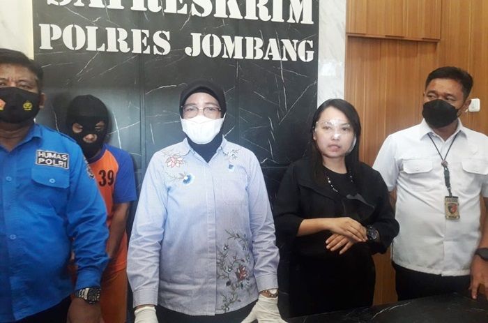 Biadab! Bapak di Jombang Setubuhi Dua Anak Kandungnya Sekaligus, Pelaku Terancam Hukuman Kebiri Biadab! Bapak di Jombang Setubuhi Dua Anak Kandungnya Sekaligus, Pelaku Terancam Hukuman Kebiri