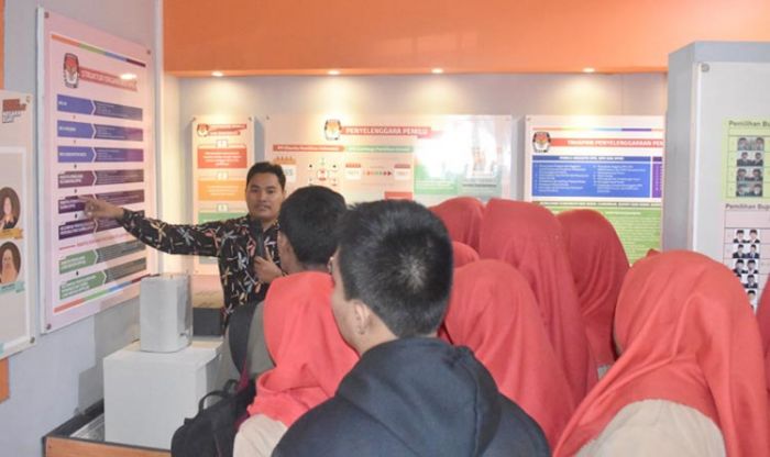 Siswa SMK Nurul Islam Pongangan Kunjungi KPU Gresik