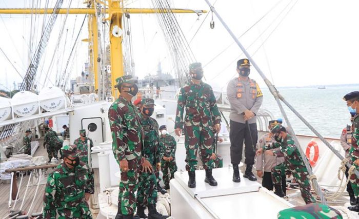 Pangkoarmada II Ajak Kapolda Jatim Keliling KRI Bima Suci, Kapal Layar Kebanggaan Bangsa Pangkoarmada II Ajak Kapolda Jatim Keliling KRI Bima Suci, Kapal Layar Kebanggaan Bangsa