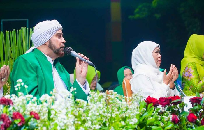 Hadiri Muslimat NU Bersholawat Bersama Habib Syech, Khofifah: Jamaah yang Konsisten Mendoakan Bangsa Hadiri Muslimat NU Bersholawat Bersama Habib Syech, Khofifah: Jamaah yang Konsisten Mendoakan Bangsa