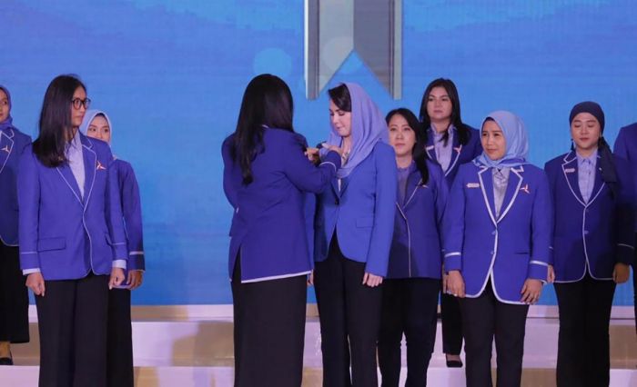 Arumi Bachsin Resmi Dilantik Sebagai Ketua Srikandi Demokrat Jatim Arumi Bachsin Resmi Dilantik Sebagai Ketua Srikandi Demokrat Jatim