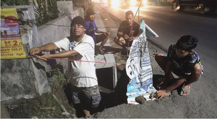 Mulai Kesal, Warga Balongbendo Ramai-ramai Pagari Kubangan Proyek Drainase Mulai Kesal, Warga Balongbendo Ramai-ramai Pagari Kubangan Proyek Drainase