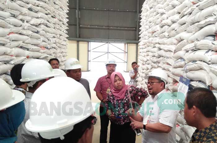 DPRD Jombang Sidak Gudang Bulog, Temukan Beras Berkutu dan Berubah Warna DPRD Jombang Sidak Gudang Bulog, Temukan Beras Berkutu dan Berubah Warna