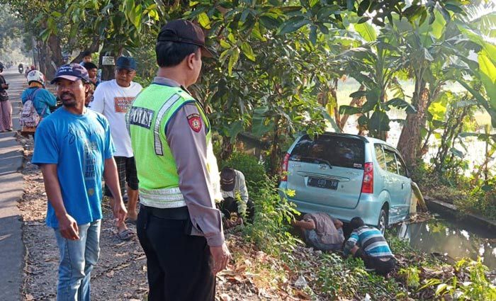 Hindari Motor, Sebuah Mobil di Sidoarjo Masuk Parit 