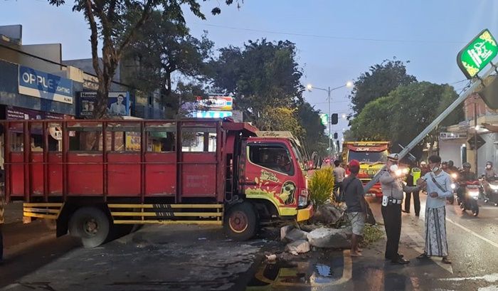 Sebuah Truk Colt Diesel Tabrak Tiang PJU di Raya Mojopahit Sidoarjo Hingga Jebol Sebuah Truk Colt Diesel Tabrak Tiang PJU di Raya Mojopahit Sidoarjo Hingga Jebol