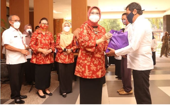 Ramadan dan Hari Kartini, Dharma Wanita Persatuan Kota Pasuruan Bagikan Ratusan Sembako