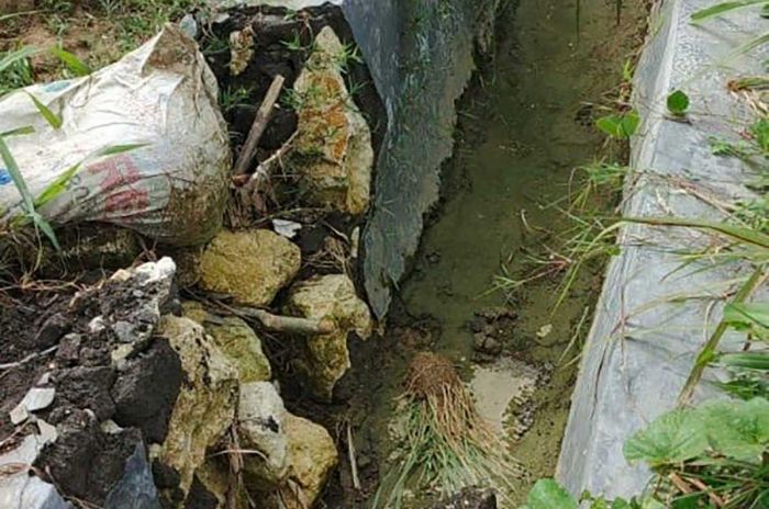 Proyek Irigasi P3-TGAI di Batuporo Barat Rusak Parah, Aktivis Sampang Duga Adanya Penyelewengan Proyek Irigasi P3-TGAI di Batuporo Barat Rusak Parah, Aktivis Sampang Duga Adanya Penyelewengan
