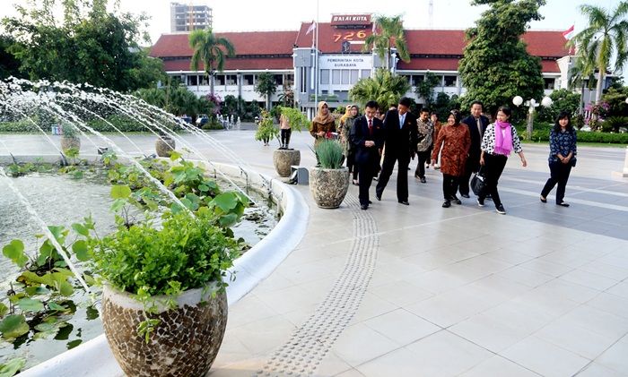 Pertama ke Indonesia, Rombongan dari Korut Ini Pilih Sambangi Kota Surabaya Pertama ke Indonesia, Rombongan dari Korut Ini Pilih Sambangi Kota Surabaya
