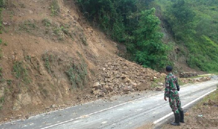 Longsor Tutup Jalan Pacitan-Ponorogo dan Hujam Satu Pemukiman Warga