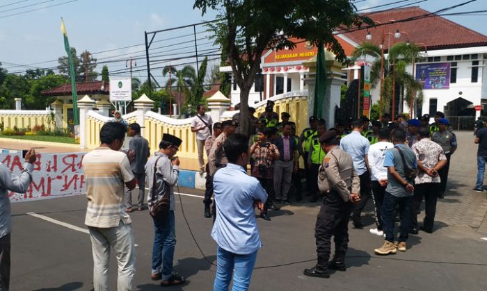 Baru Sebulan Menjabat, Kajari Baru Bangkalan Didemo, Dituntut Lanjutkan Kasus SPJ BOS Baru Sebulan Menjabat, Kajari Baru Bangkalan Didemo, Dituntut Lanjutkan Kasus SPJ BOS