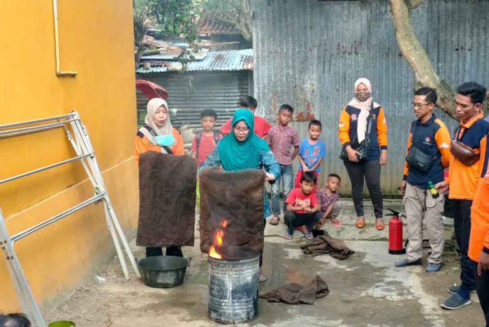 FRPB Pamekasan Berikan Pelatihan dan Simulasi Pemadaman Api Akibat Kebocoran Gas Kepada Ibu PKK FRPB Pamekasan Berikan Pelatihan dan Simulasi Pemadaman Api Akibat Kebocoran Gas Kepada Ibu PKK