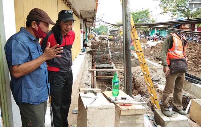 Respons Keluhan Warga, Ketua DPRD Nganjuk Sidak Proyek Trotoar di Jalan A. Yani
