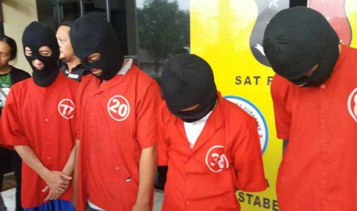 Curi Kuas di Gudang, Lima Curi Kuas di Gudang, Lima