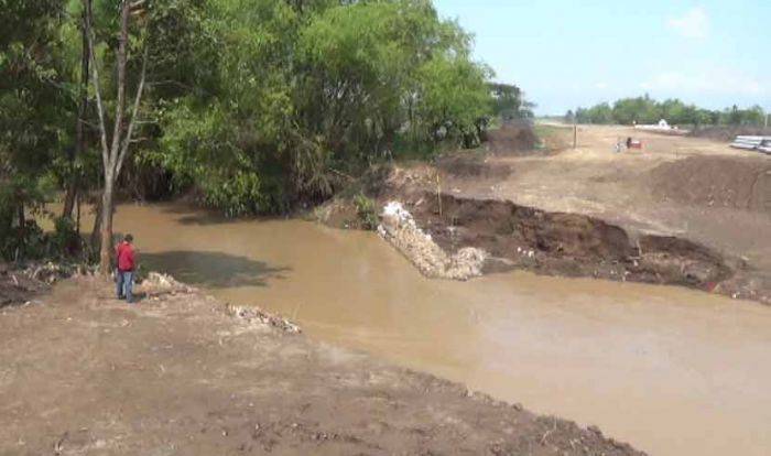 Jembatan Darurat Sungai Ketonggo di Ngawi Hanyut Diterjang Arus Jembatan Darurat Sungai Ketonggo di Ngawi Hanyut Diterjang Arus