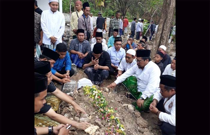 Ratusan Pelayat Iringi Pemakaman KH. As Ratusan Pelayat Iringi Pemakaman KH. As