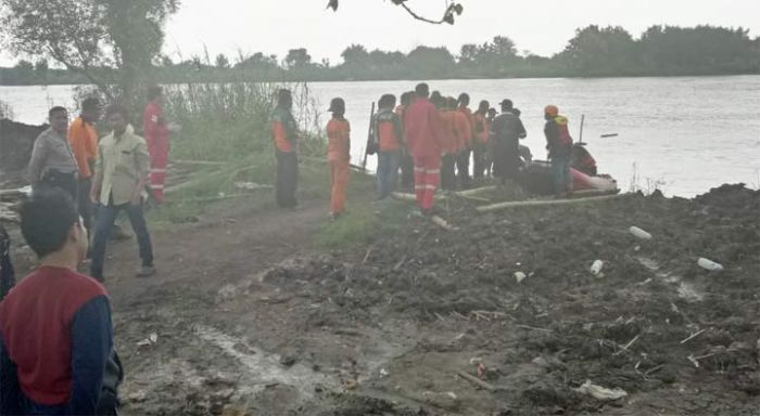 Sosok Mayat di Sungai Brantas, Diduga Pekerja Jembatan Pungging yang Tenggelam Sosok Mayat di Sungai Brantas, Diduga Pekerja Jembatan Pungging yang Tenggelam
