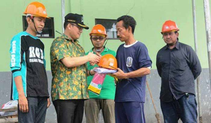Siaga Bencana, Garda Bangsa Jatim Bagikan Alat Pelindung Diri Siaga Bencana, Garda Bangsa Jatim Bagikan Alat Pelindung Diri