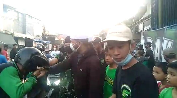 Puluhan Bonek-Bonita Jarak-Dolly Berbagi Takjil Nasbung dan Jajanan Puluhan Bonek-Bonita Jarak-Dolly Berbagi Takjil Nasbung dan Jajanan