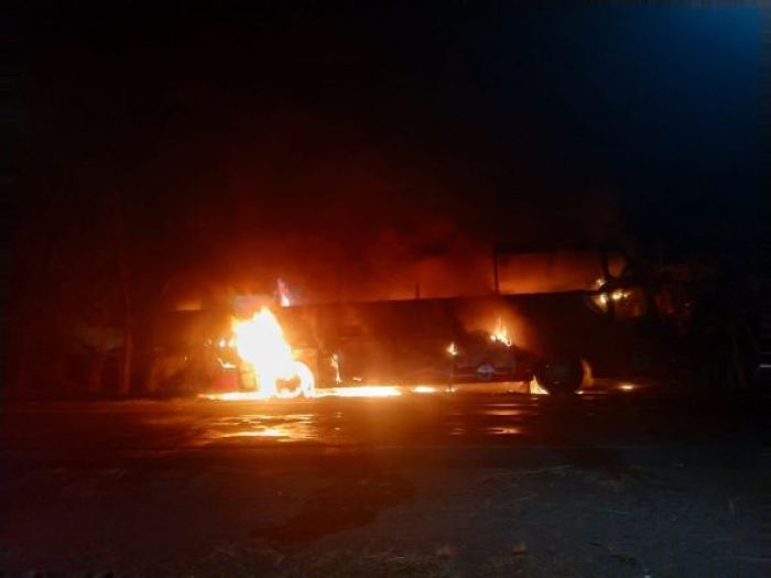 Diduga Akibat Ngecas Power Bank, Bus Gunung Harta Terbakar di Situbondo Diduga Akibat Ngecas Power Bank, Bus Gunung Harta Terbakar di Situbondo