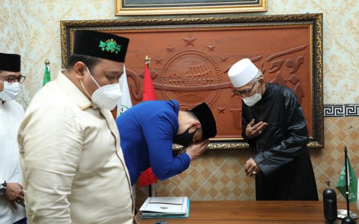 Rais Aam KH Miftahul Akhyar Sebut AHY Bagian dari Keluarga Besar NU Rais Aam KH Miftahul Akhyar Sebut AHY Bagian dari Keluarga Besar NU