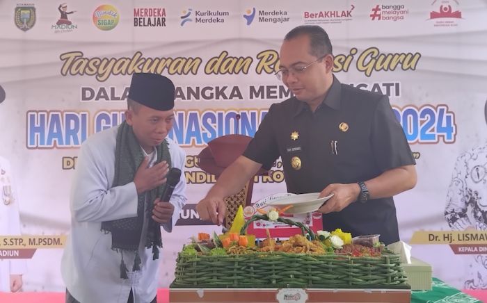 Peringatan Hari Guru Nasional ke-30, Pj Wali Kota Madiun: Dijewer itu Cinta Kepada Murid Peringatan Hari Guru Nasional ke-30, Pj Wali Kota Madiun: Dijewer itu Cinta Kepada Murid