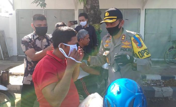 Operasi Patuh Semeru, Kapolres Sumenep Terjun Langsung Bagikan Ribuan Masker Operasi Patuh Semeru, Kapolres Sumenep Terjun Langsung Bagikan Ribuan Masker