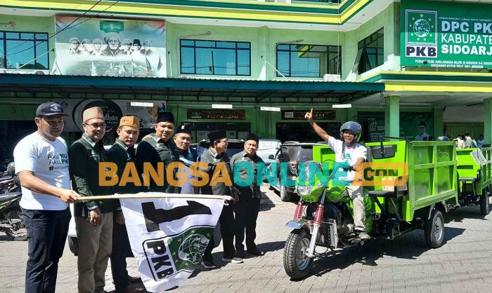 Dukung Atasi Masalah Sampah, Fraksi PKB DPRD Sidoarjo Bantu 30 Motor Sampah ke Desa