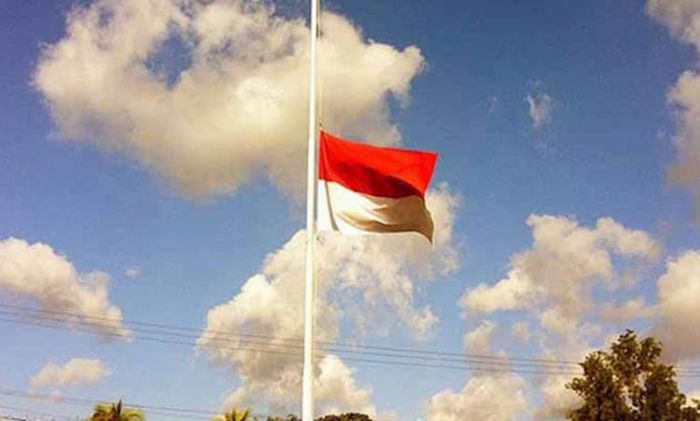 Bendera Setengah Tiang Bentuk Penghormatan Atas Meninggalnya Plt Bupati Sidoarjo Nur Ahmad Syaifudin Bendera Setengah Tiang Bentuk Penghormatan Atas Meninggalnya Plt Bupati Sidoarjo Nur Ahmad Syaifudin