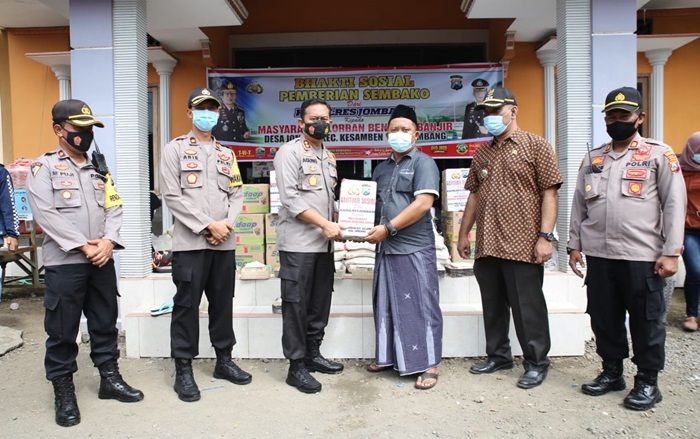 Peduli Korban Banjir di Kesamben, Polres Jombang Serahkan Bantuan Paket Sembako