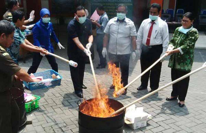 Kejari Lamongan Bakar BB Sabu, Ganja dan Ribuan Pil Koplo Kejari Lamongan Bakar BB Sabu, Ganja dan Ribuan Pil Koplo