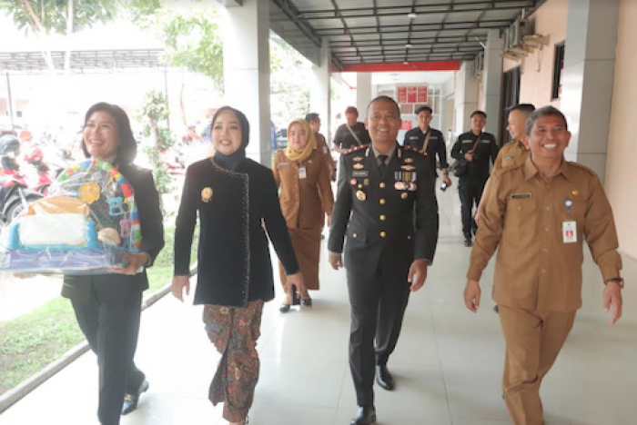 Kapolres Mojokerto Beri Hadiah untuk 3 Bayi yang Lahir Bertepatan Hari Bhayangkara ke-78 Kapolres Mojokerto Beri Hadiah untuk 3 Bayi yang Lahir Bertepatan Hari Bhayangkara ke-78