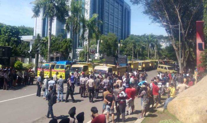 Ratusan Dump Truk Kepung Gedung Pemkab Bojonegoro Ratusan Dump Truk Kepung Gedung Pemkab Bojonegoro