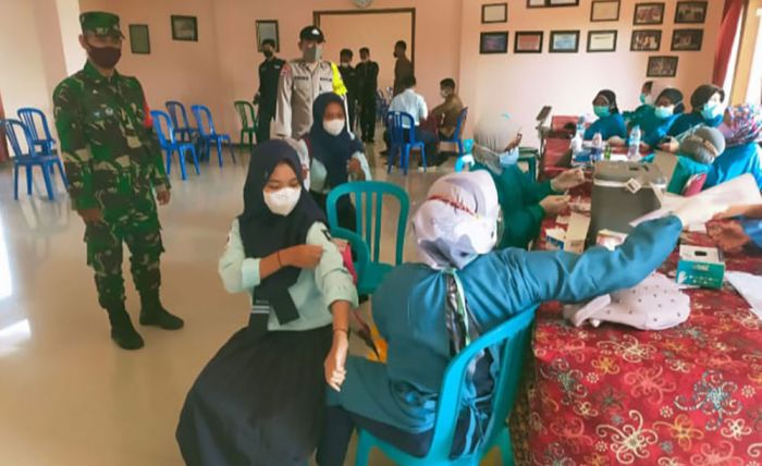 Anggota TNI Kawal Vaksinasi Bagi Pelajar Anggota TNI Kawal Vaksinasi Bagi Pelajar
