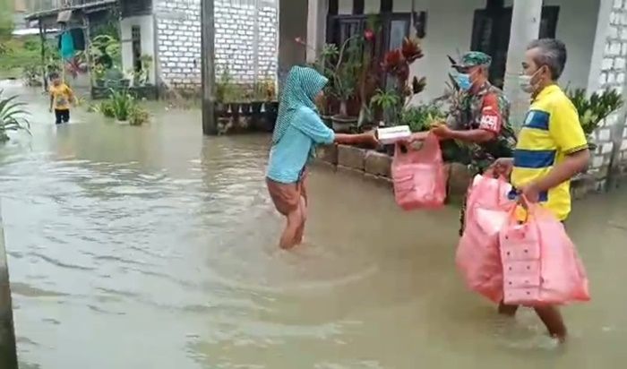 Susuri Banjir di Benjeng Gresik, Serda Untung Bagikan Nasi Kotak kepada Warga Binaannya Susuri Banjir di Benjeng Gresik, Serda Untung Bagikan Nasi Kotak kepada Warga Binaannya