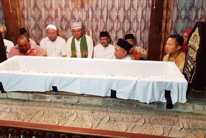 Ziarah ke Makam Sunan Giri, Gus Ipul Beli 2 Blangkon Hitam Ziarah ke Makam Sunan Giri, Gus Ipul Beli 2 Blangkon Hitam