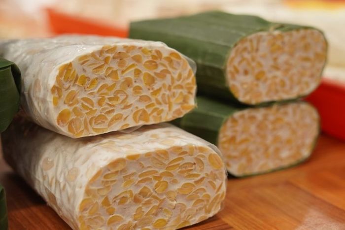 Lebih Sehat Tempe yang Dibungkus Plastik atau Daun Pisang? Ini Penjelasannya Lebih Sehat Tempe yang Dibungkus Plastik atau Daun Pisang? Ini Penjelasannya