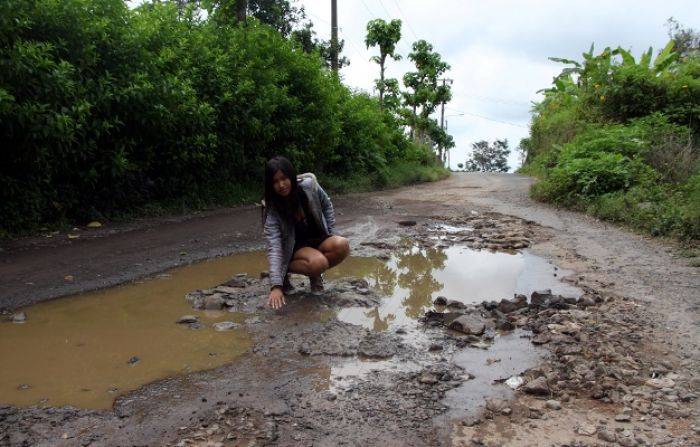 Jalan Vital Kabupaten Pasuruan Rusak Parah