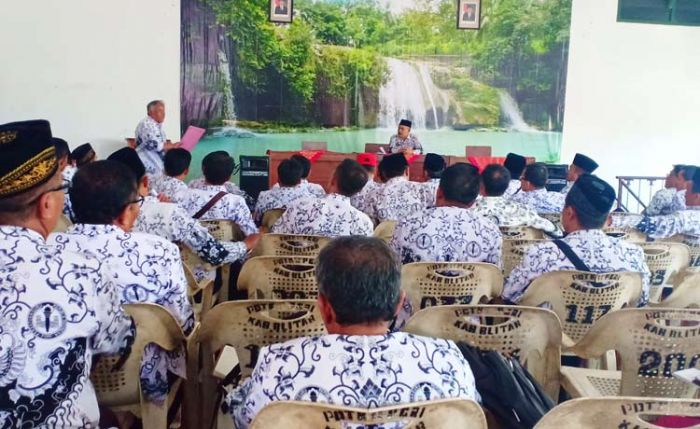 Hujan Interupsi, Koordinasi PGRI Blitar Soal Mogok Mengajar Guru Honorer Nyaris Ricuh Hujan Interupsi, Koordinasi PGRI Blitar Soal Mogok Mengajar Guru Honorer Nyaris Ricuh