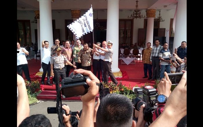 Gubernur Jatim Launching 113 Angkutan Online Berizin Gubernur Jatim Launching 113 Angkutan Online Berizin