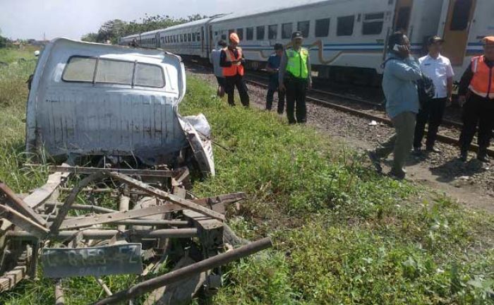 Mogok, Pick Up Hancur Disambar Kereta Api di Perlintasan Tanpa Palang Pintu Krian Mogok, Pick Up Hancur Disambar Kereta Api di Perlintasan Tanpa Palang Pintu Krian