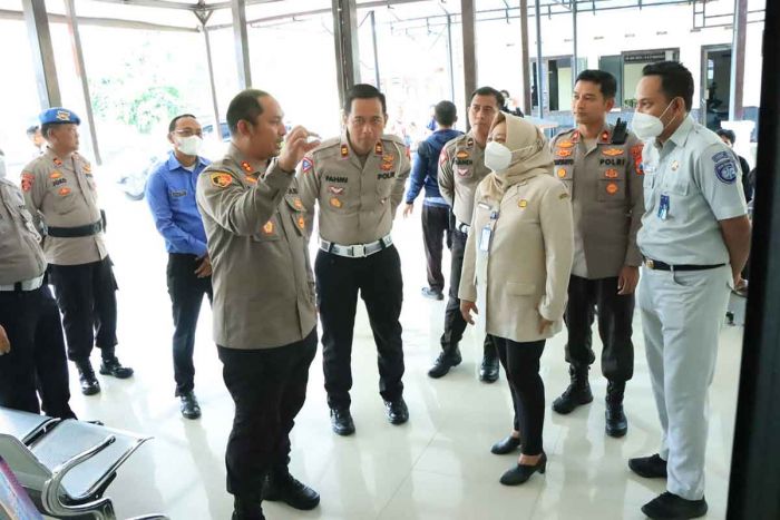 Kapolres Ngawi Sidak Pelayanan Samsat Gendingan, Dwiasi: Jangan Terkesan Rumit! Kapolres Ngawi Sidak Pelayanan Samsat Gendingan, Dwiasi: Jangan Terkesan Rumit!