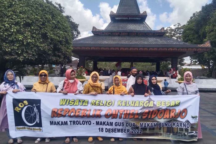 Komunitas Sepeda ROS Sidoarjo Gelar Wisata Religi di 3 Tempat, Salah Satunya di Makam Gus Dur Komunitas Sepeda ROS Sidoarjo Gelar Wisata Religi di 3 Tempat, Salah Satunya di Makam Gus Dur
