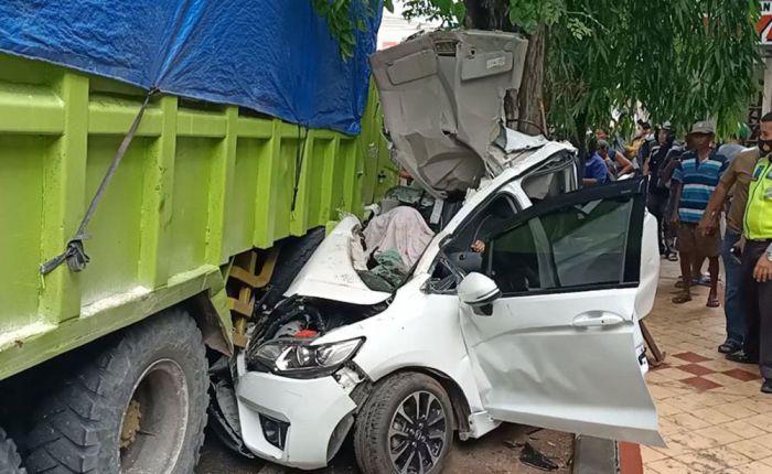 Diseruduk Truk Tronton dari Depan, Pengemudi Mobil di Tuban Tewas Tergencet Diseruduk Truk Tronton dari Depan, Pengemudi Mobil di Tuban Tewas Tergencet