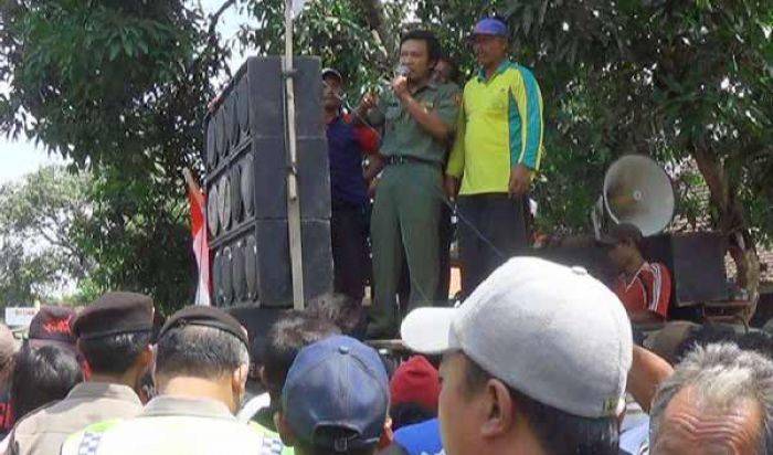 Pj Sekdes Purwokerto Blitar Diduga Selingkuh dengan Istri Warga, Dituntut Mundur oleh Warga Pj Sekdes Purwokerto Blitar Diduga Selingkuh dengan Istri Warga, Dituntut Mundur oleh Warga