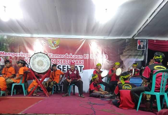 Kuntulan Caruk Meriahkan Pentas Peringatan HUT Kemerdekaan RI Kuntulan Caruk Meriahkan Pentas Peringatan HUT Kemerdekaan RI