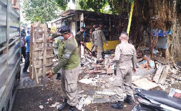 Puluhan Stand dan Bangunan Liar di Atas Saluran Sungai Jalan Darmo Indah Dibongkar Puluhan Stand dan Bangunan Liar di Atas Saluran Sungai Jalan Darmo Indah Dibongkar